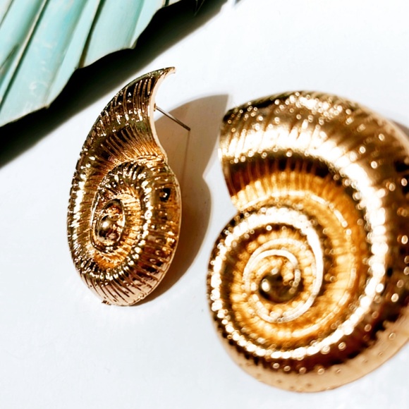 Gold seashell earrings S246 - Picture 2 of 3